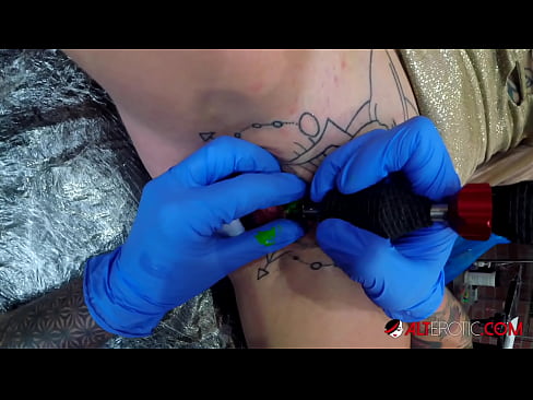 ❤️ Ekstremno tetovirana faca Sully Savage tetovirala se na klitorisu Super porno kod nas ❤